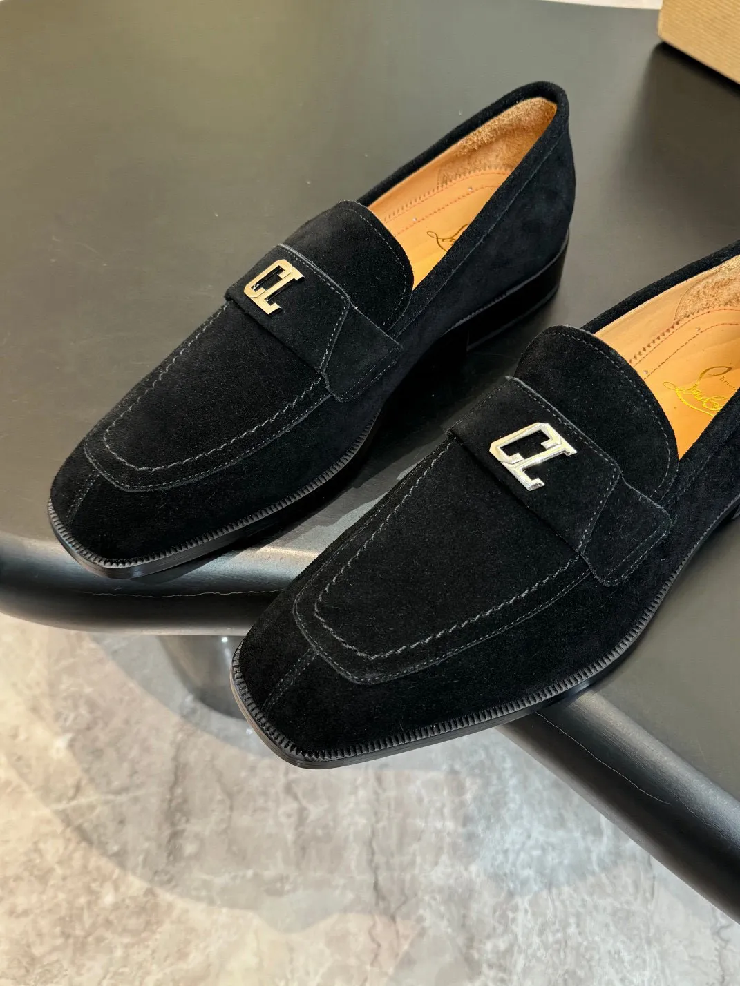 💰960 Christia*.Loubouti*🆑High-end men’s business formal leather shoes｜Classic red-soled shoes｜Original imported first-layer cowhide｜Iconic rivet decoration｜Water-dyed cowhide lining｜Italian imported red cowhide outsole｜High-end luxury｜Perfect interpretation of fashion, sunshine, style, suitable for various occasions Size: 39-44 (customized at 38.45.46)✅